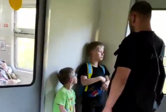 Принудительное мальчика. Парень в поезде. Видеозаписи мальчики. Парень в электропоезде. Мальчик с мальчиком занимаются.