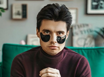 Мужчина с патчами под глазами. Патчи для глаз для мужчин. Патчи под глаза для мужчин. Патчи мужские. Патчи под глаза для мужчин.