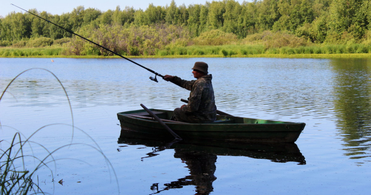 грустный рыбак. плохой рыбак. рыбак почему. рыбак почему. процесс рыбалки.
