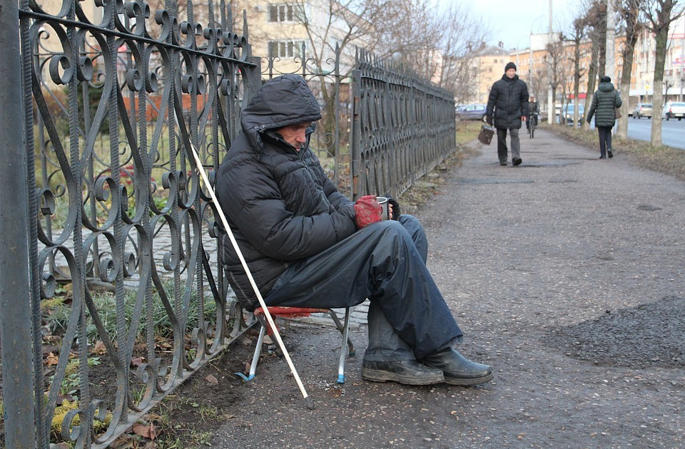 Фото бомжа на улице