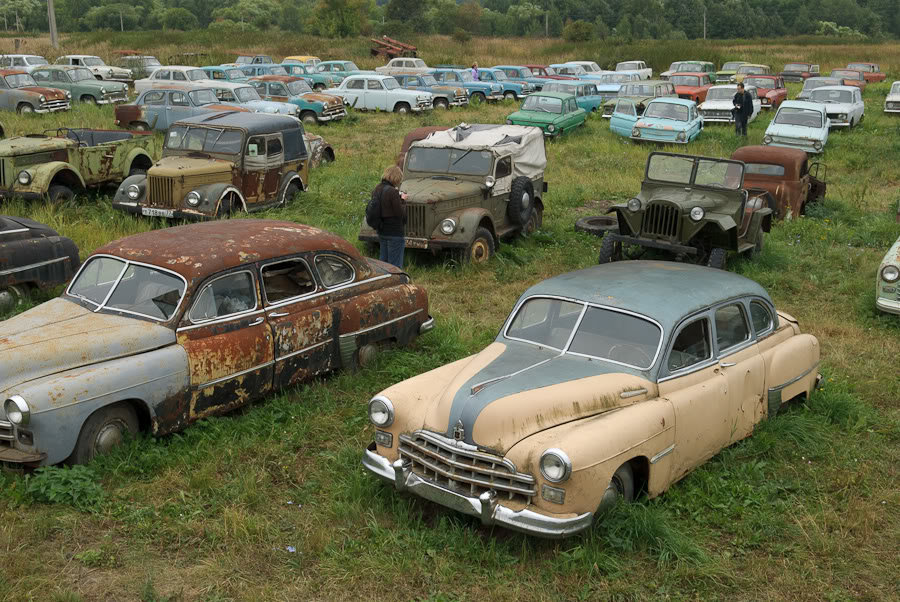 Регистрация старых автомобилей. Черноусово Тульская область музей машин. Брошенные машины. Заброшенные автомобили. Старые заброшенные автомобили.