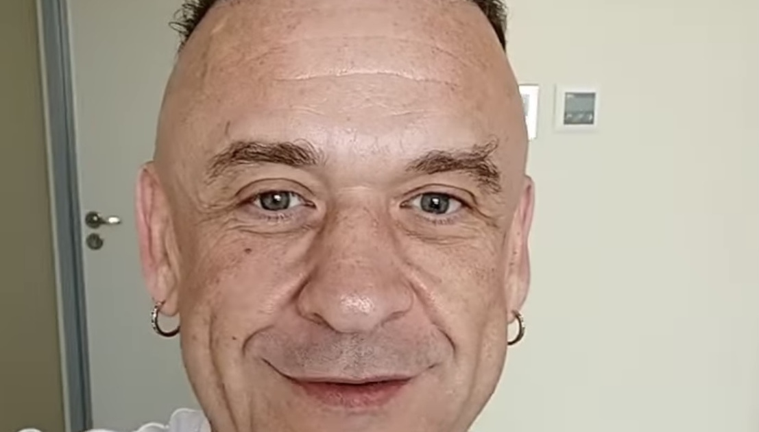 актеру сделали операцию. микки рурк внешность 2022. микки рурк до. актеру сделали операцию. актеры с пластикой лица.