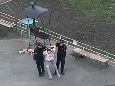 Женщина с ребенком на руках кричала во дворе, требуя вызвать полицию