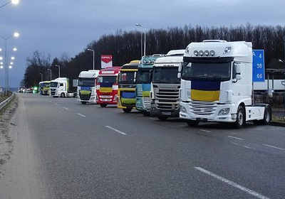 Украинцы начали свозить сгоревшую технику к польской границе