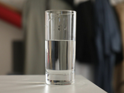 Эндокринолог назвала пользу выпитого натощак утром стакана воды