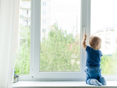 Россиянам рассказали, как защитить ребенка от падения из окна