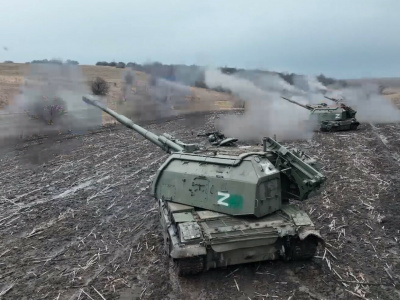 Российские военные придумали броню из бревен для САУ «Мста-С»