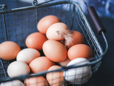 Почему одни яйца белые, а другие коричневые: многие этого не знали
