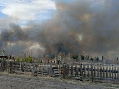 Пожар перекинулся с садоводств на частные дома в Вихоревке