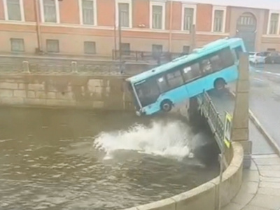 Задержанный в Петербурге водитель назвал причину падения автобуса в...