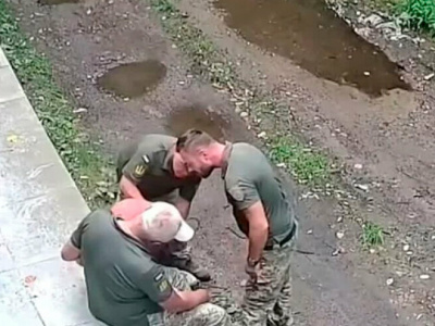 На Украине мобилизованный попытался задушить военкома