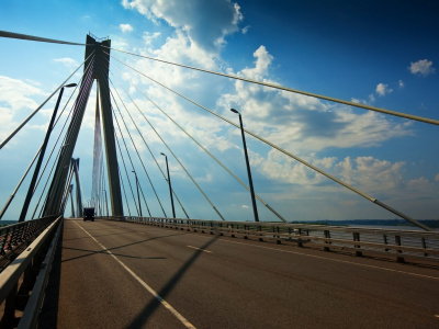 Как избежать длинных очередей на Крымском мосту в разгар летних отп...