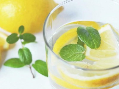 Вода с лимоном помогает похудеть? Врач развеял популярный миф