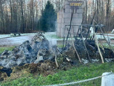 В Сестрорецке неизвестные сожгли шалаш Ленина