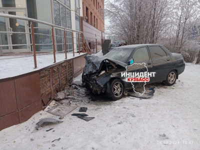 В Кемерове машина протаранила здание Соцфонда